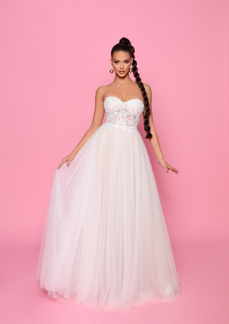 Nicoletta Strapless Lace Gown with Sweetheart Neckline